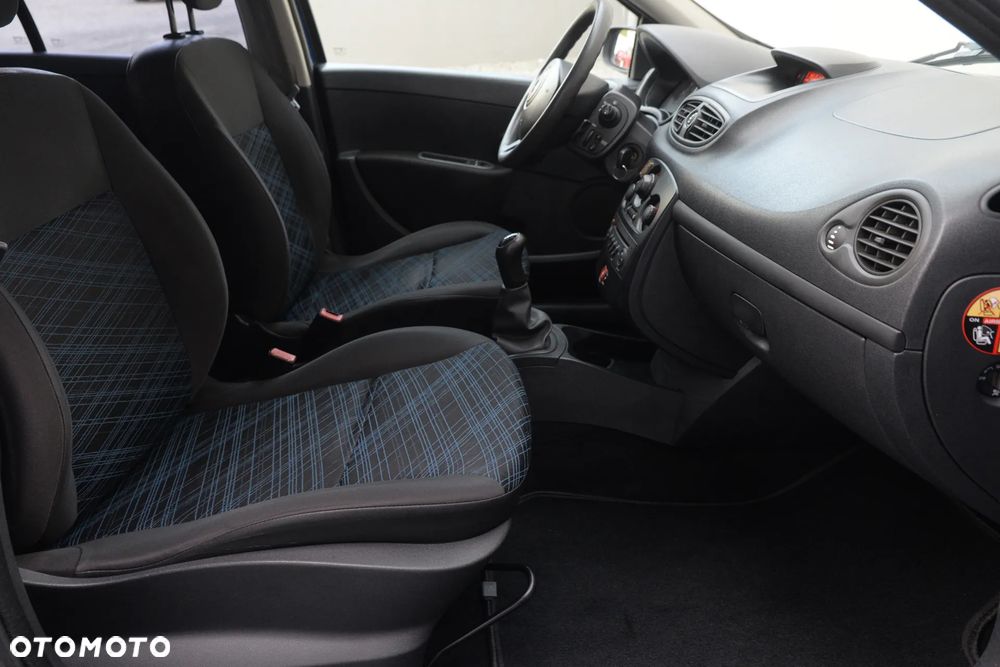 Renault Clio 1.2 16V Confort Privilege - 32
