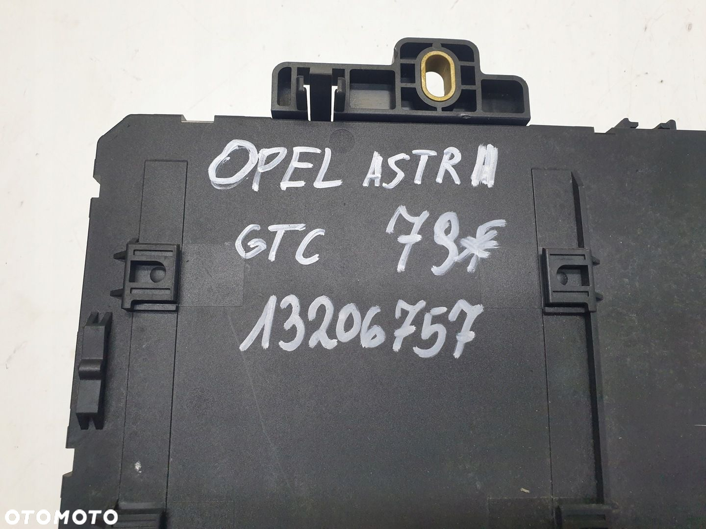 SKRZYNKA BEZPIECZNIKÓW OPEL ASTRA H GTC 13206757 - 5