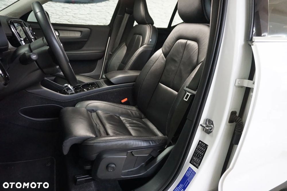 Volvo XC 40 B4 B AWD Momentum Pro - 21