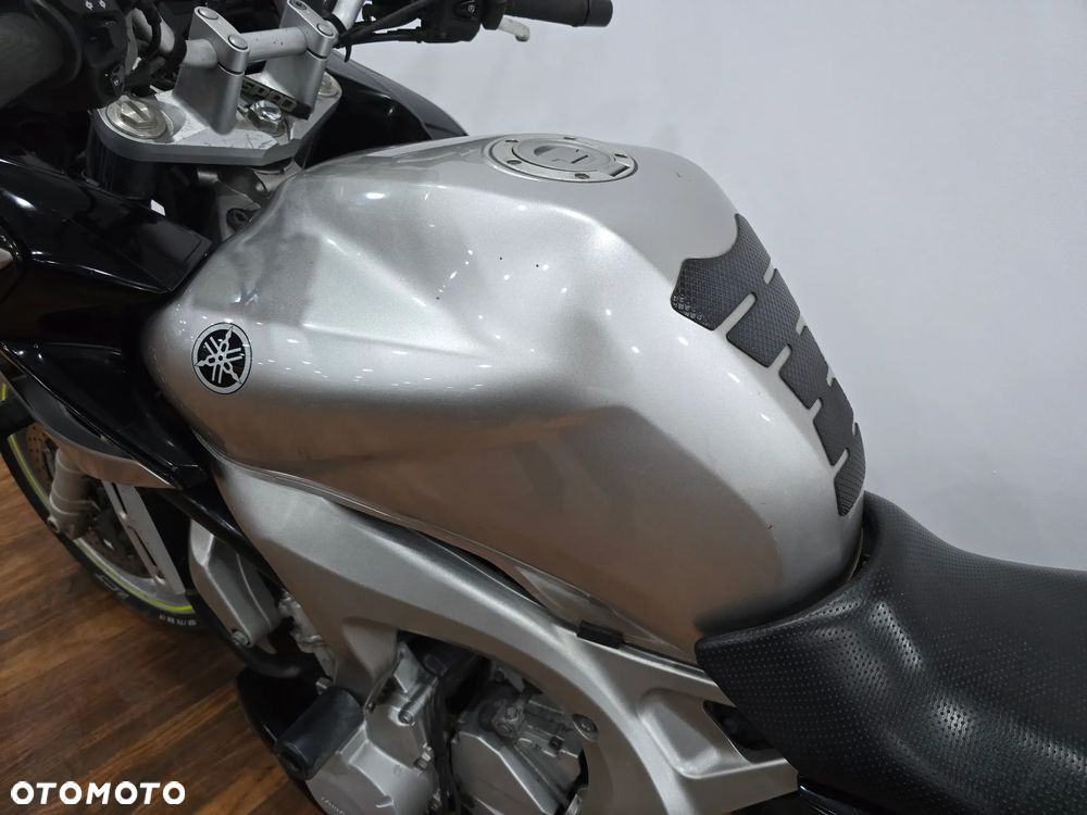 Yamaha FZ - 28