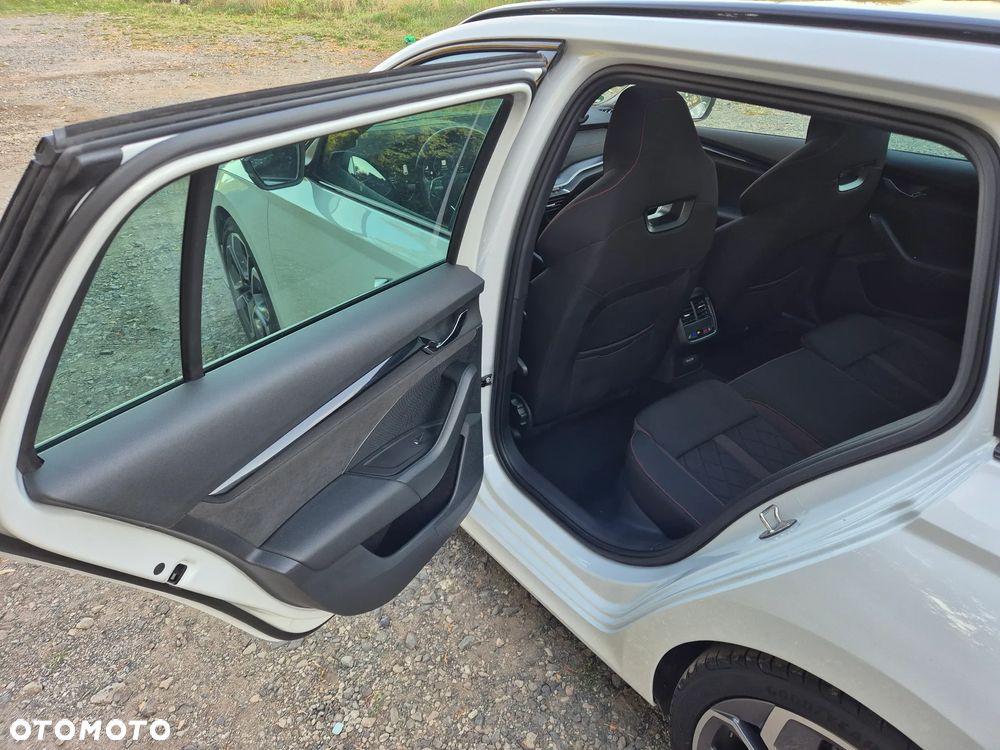 Skoda Octavia Combi 2.0 TDI DSG RS - 21
