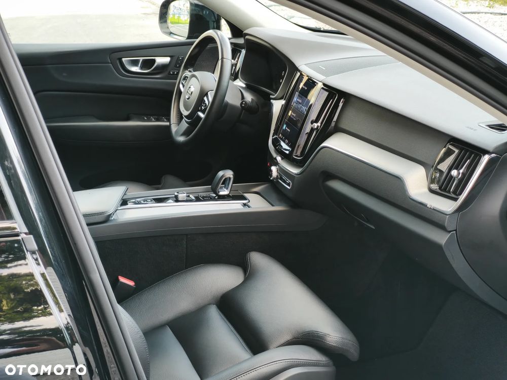 Volvo XC 60 B4 B Plus Dark - 33