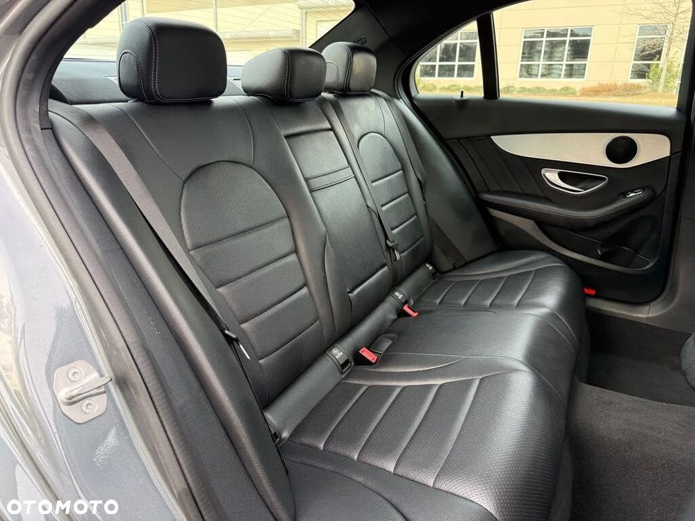 Mercedes-Benz Klasa C 300 4Matic 9G-TRONIC AMG Line - 24