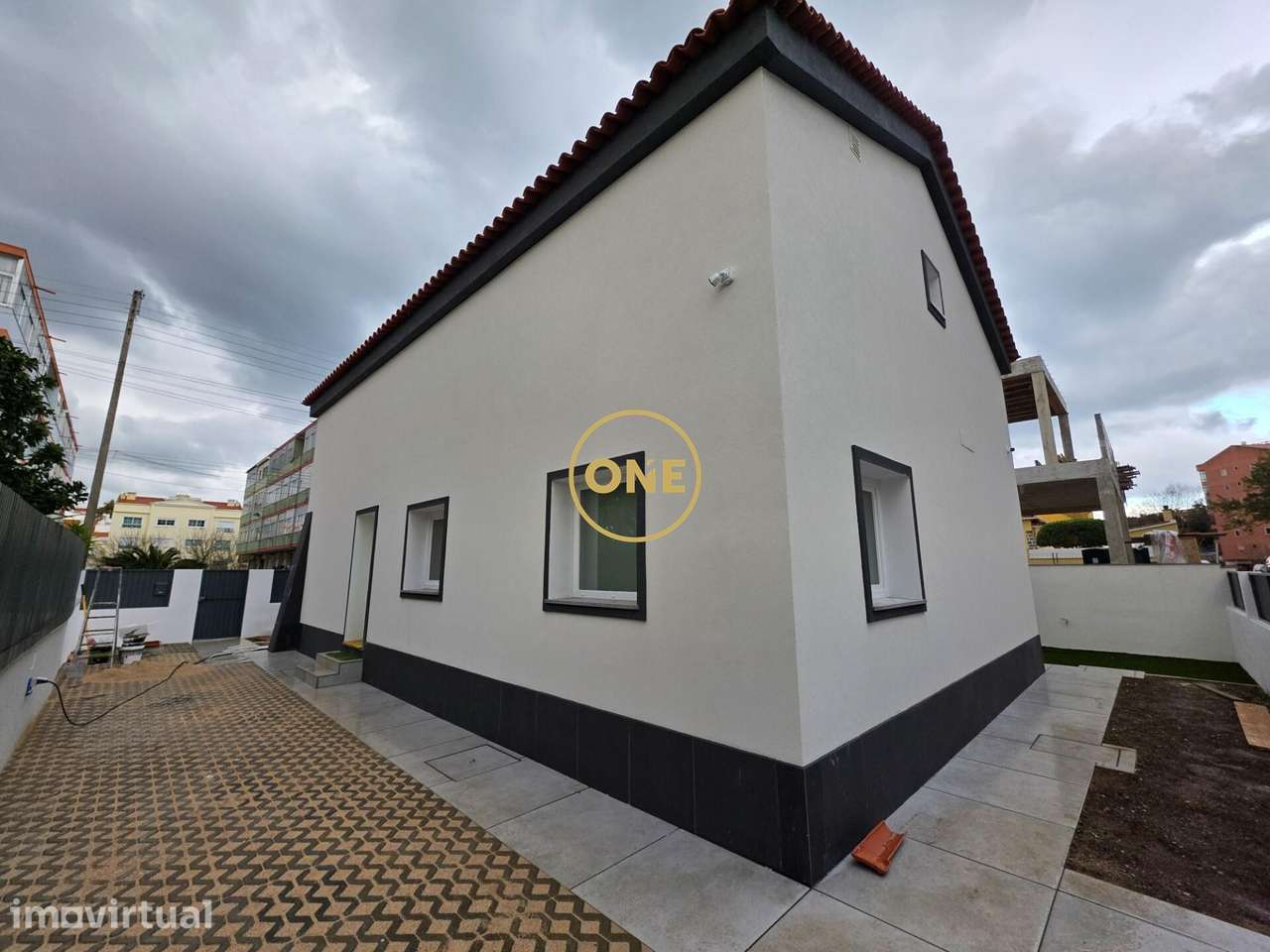 Moradia T4  Possibilidade de Permuta - Grande imagem: 2/25