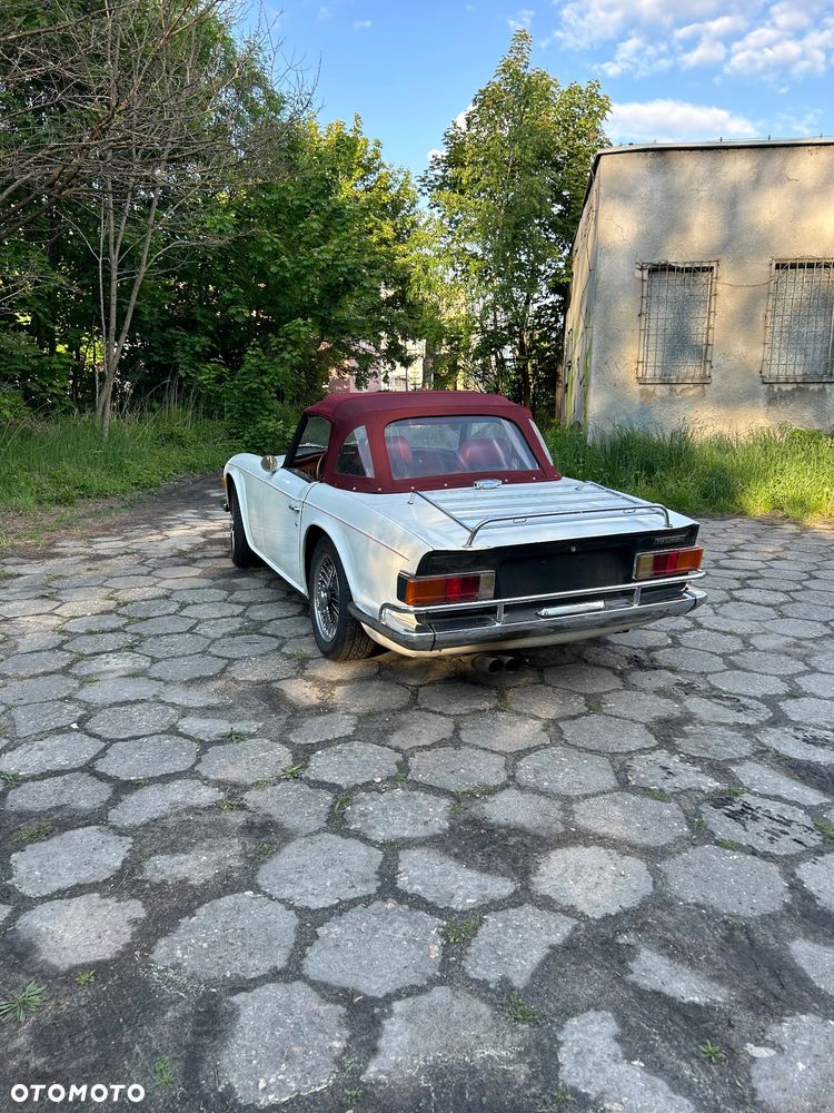 Triumph TR6 - 12