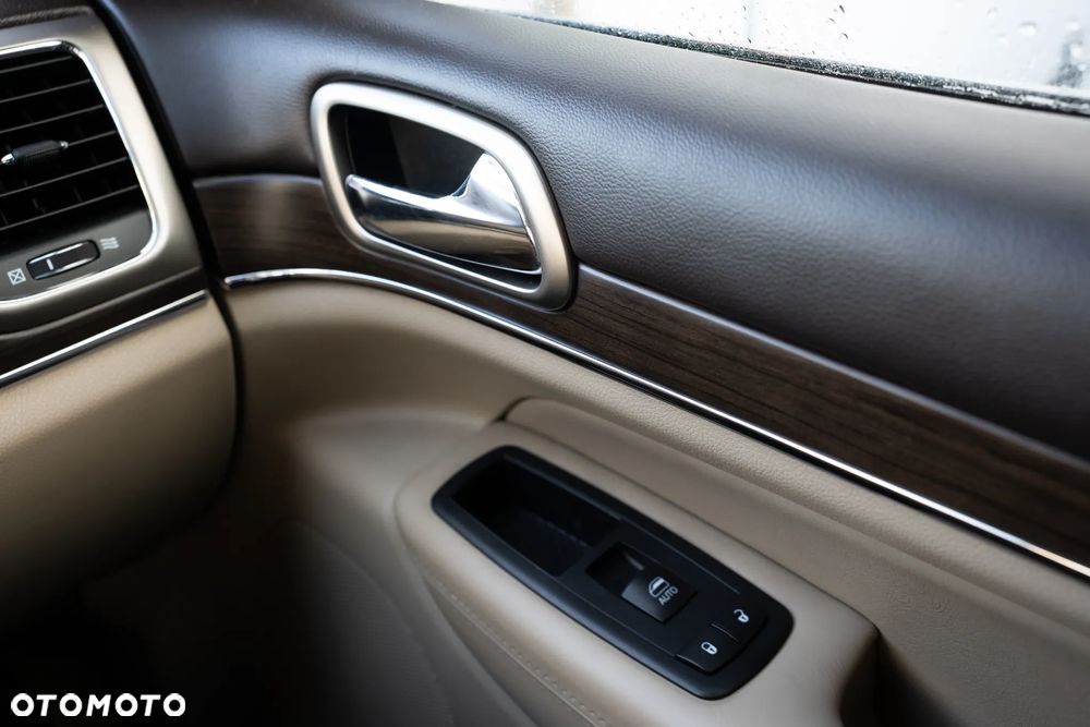 Jeep Grand Cherokee - 23