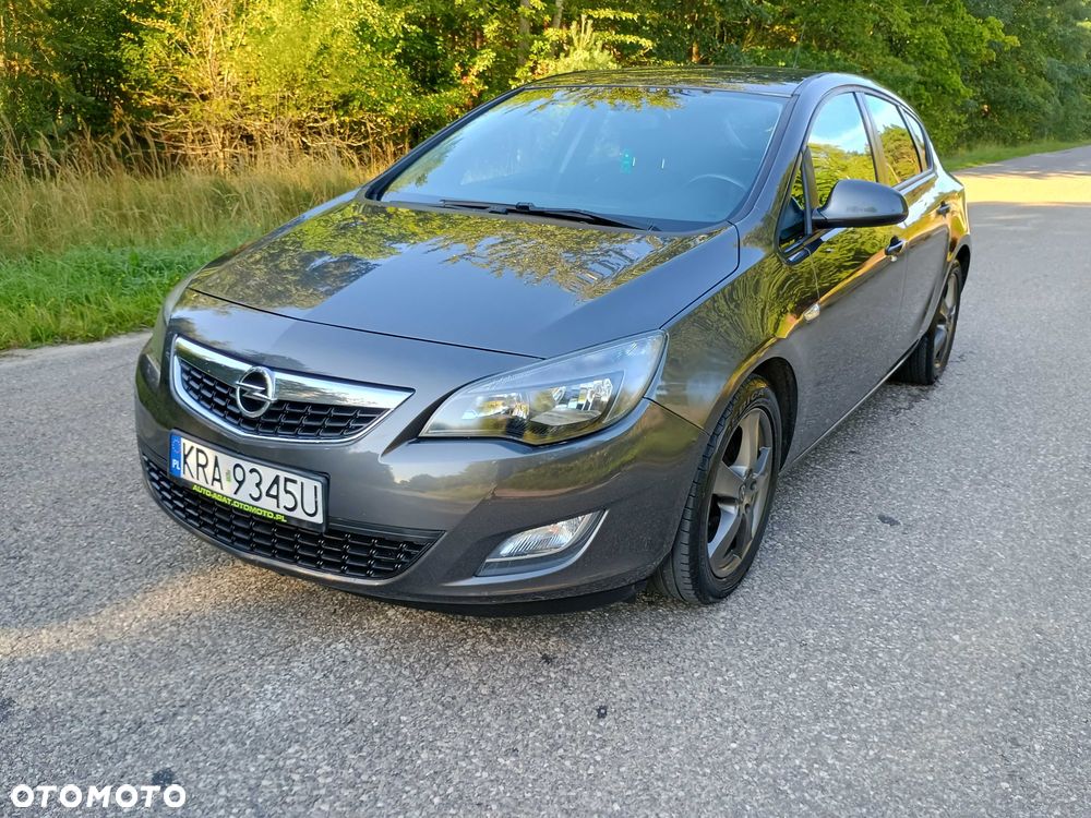 Opel Astra 2012 photo 2