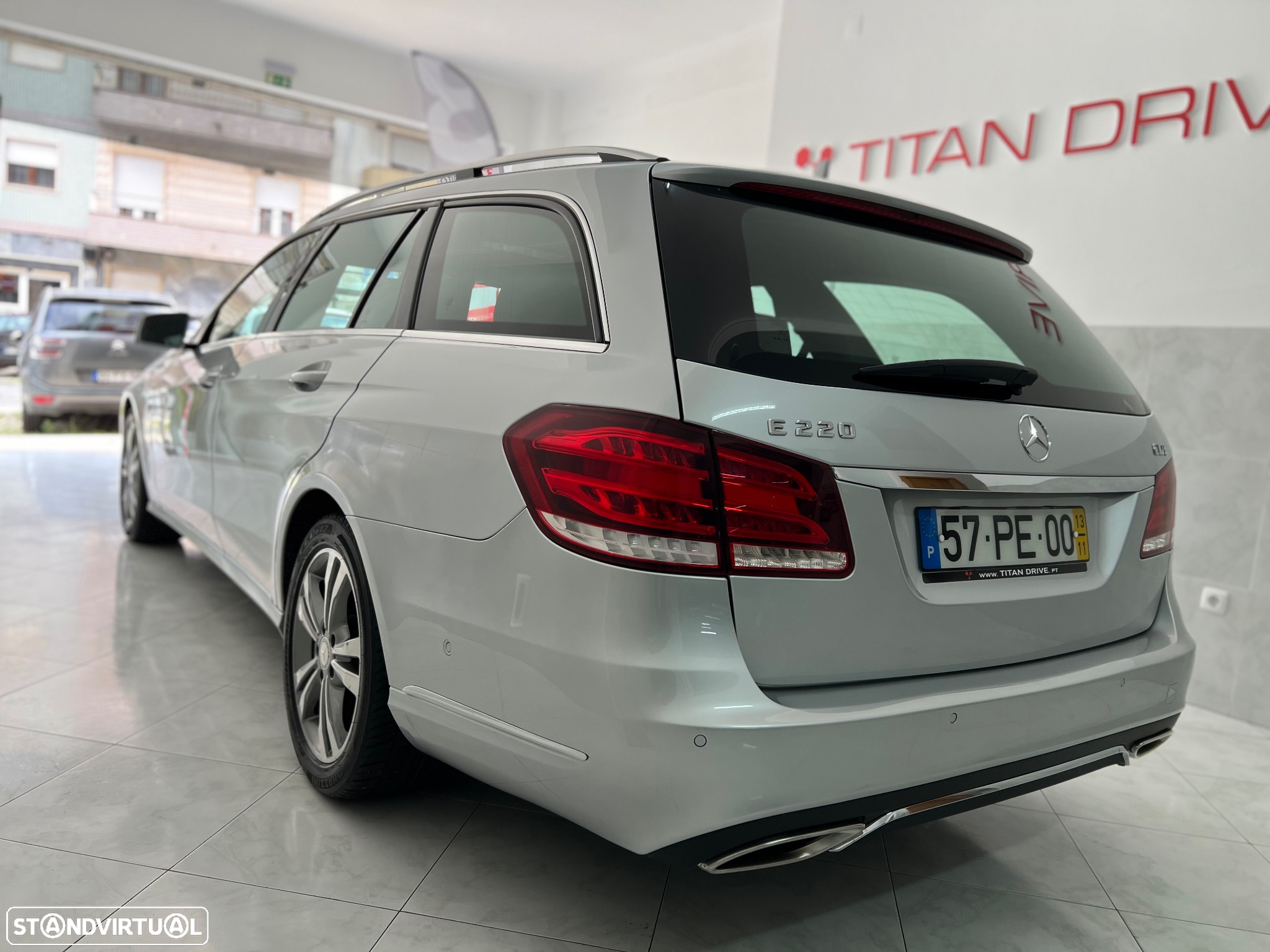Mercedes-Benz E 220 CDi Avantgarde BlueEfficiency Auto - 4
