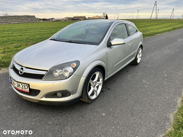 Opel Astra GTC 1.6 Easytronic Black&White