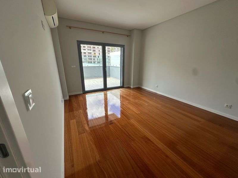T1 com Terraço de 40 m² e 2 Estacionamentos – Avenida Gomes Pereira - Grande imagem: 5/8