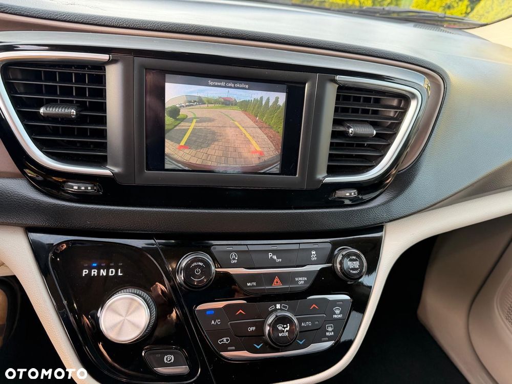 Chrysler Pacifica - 8