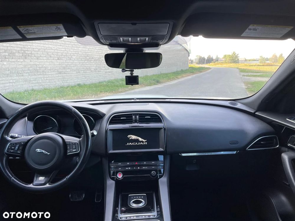 Jaguar F-Pace 25t AWD Prestige - 26