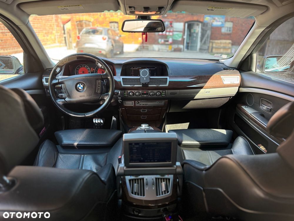 BMW Seria 7 750i L - 12