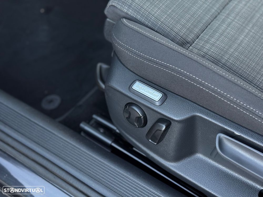 VW Passat Variant 2.0 TDi Confortline DSG - 17