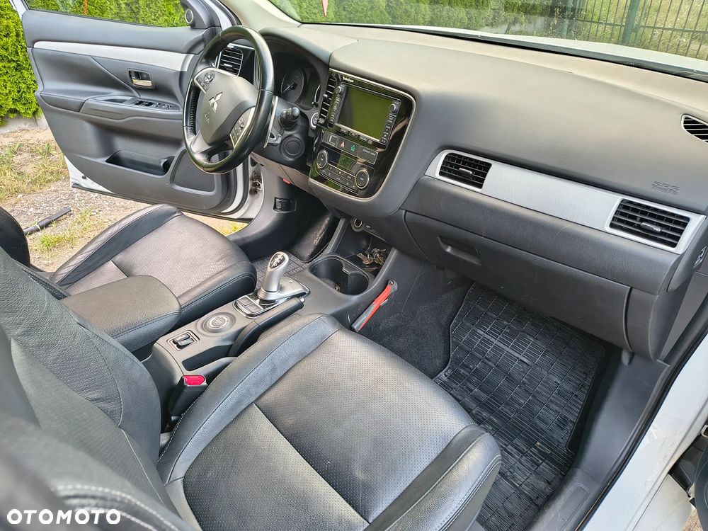 Mitsubishi Outlander Instyle NAVI + - 14