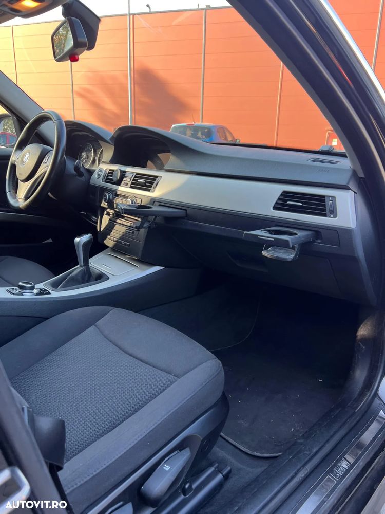 BMW Seria 3 318i Touring - 13