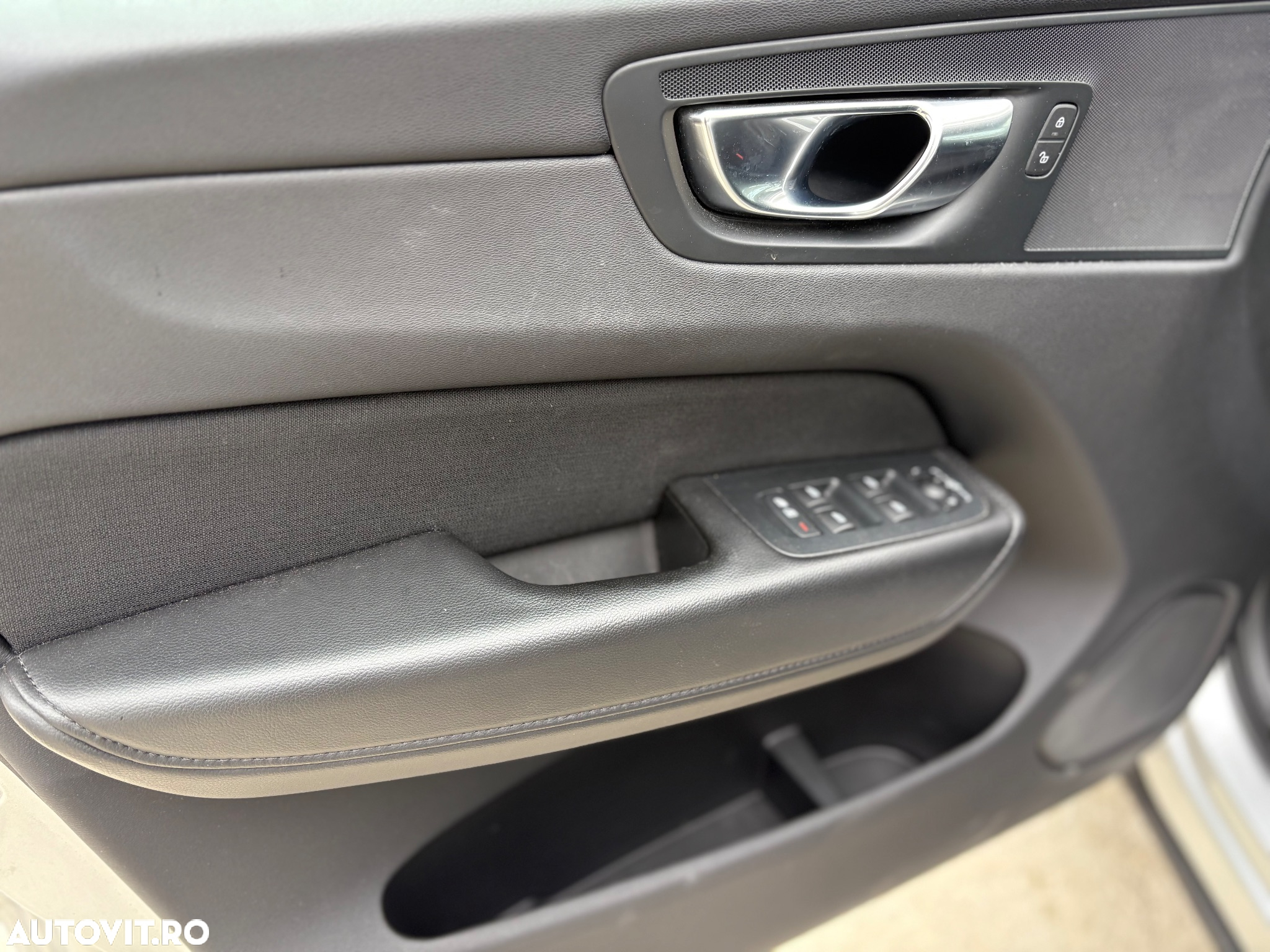 Volvo XC 60 B4 MHEV AWD Momentum Pro - 24