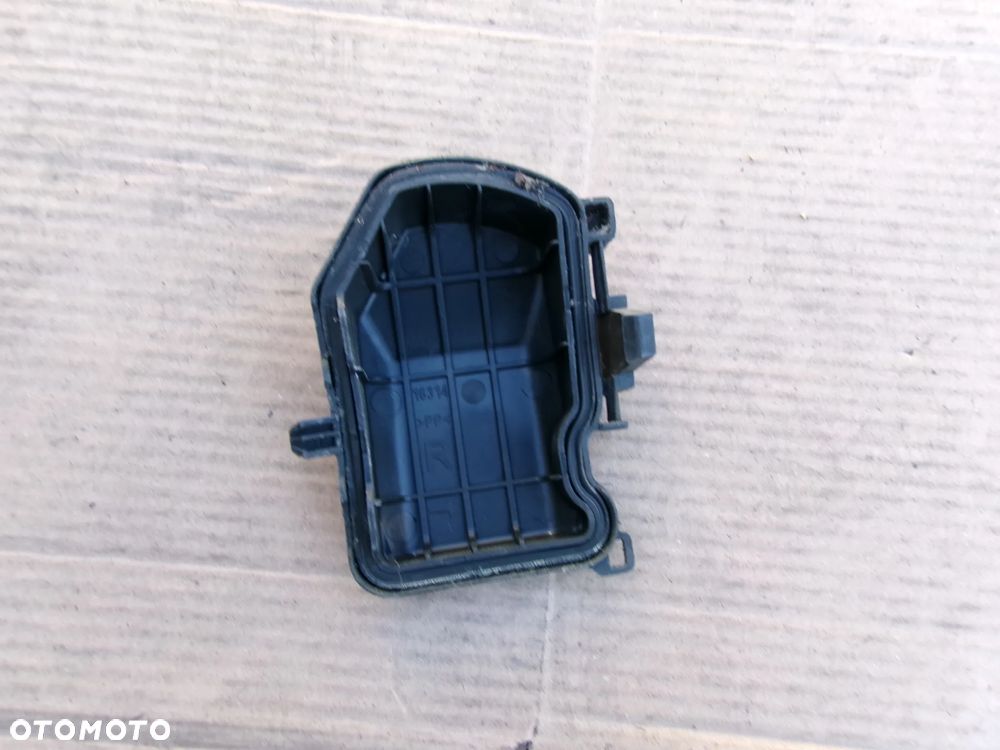 ZAŚLEPKA PRAWA DEKIELEK LAMPY  TOYOTA AVENSIS T25 03-06 - 2