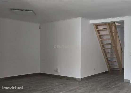 Moradia terrea e germinada T2+1 totalmente remodelada no centro de Sac - Grande imagem: 3/8