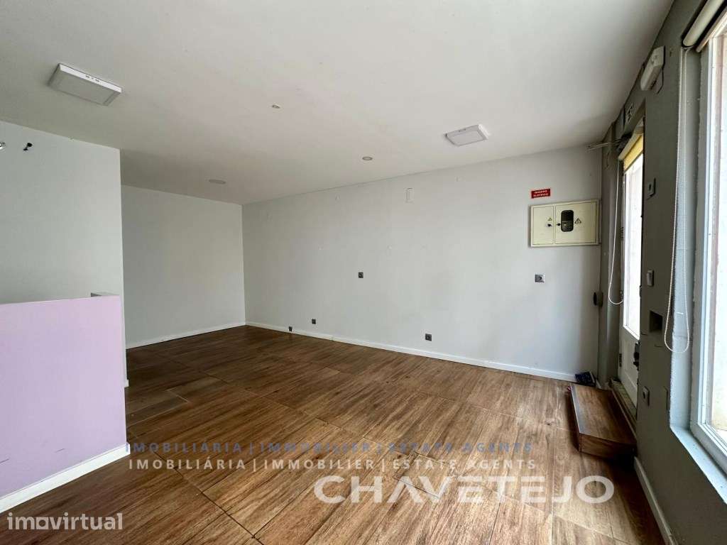 Espaço comercial com montra situado na zona histórica de Tomar. - Grande imagem: 5/9