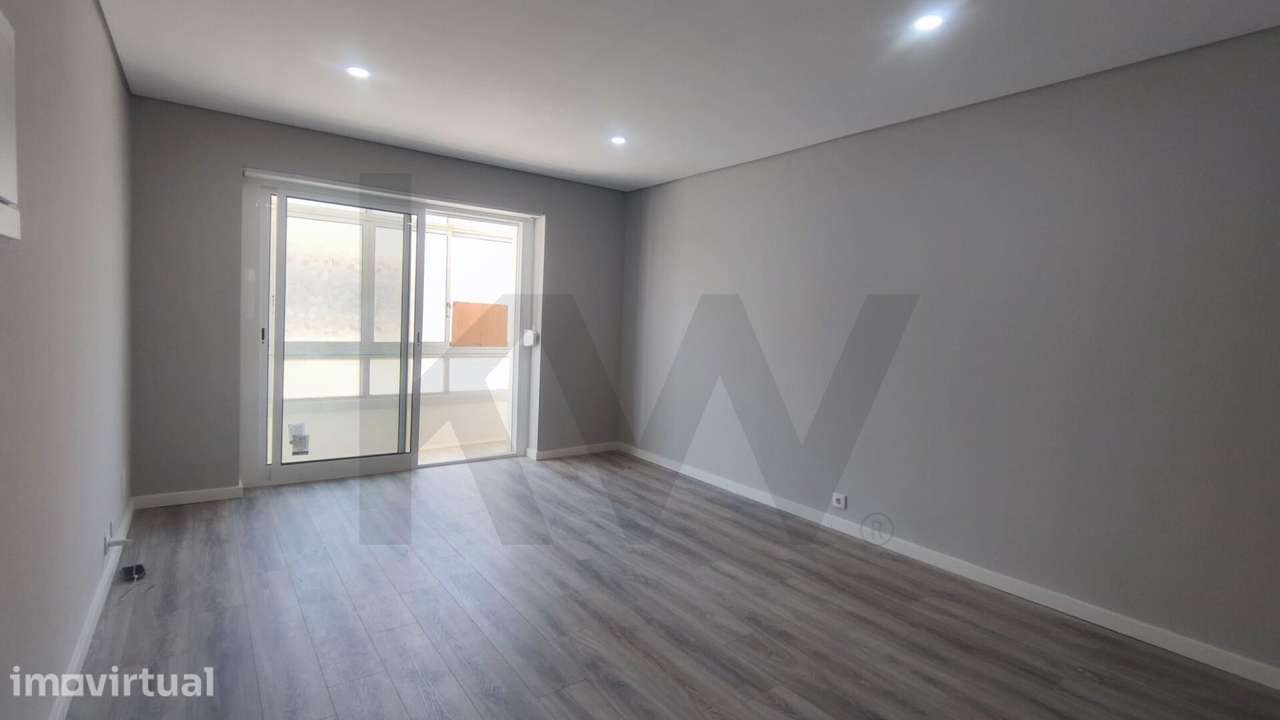 ✨ T2 Renovado no Centro de Almada ✨ - Grande imagem: 2/12