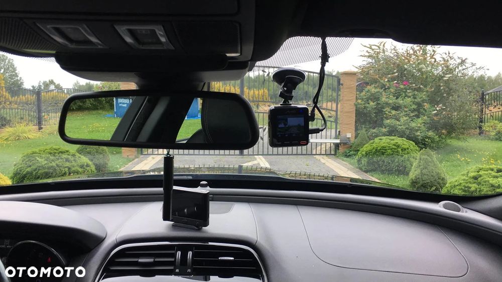 Jaguar XE 2.0 D R-Sport - 18