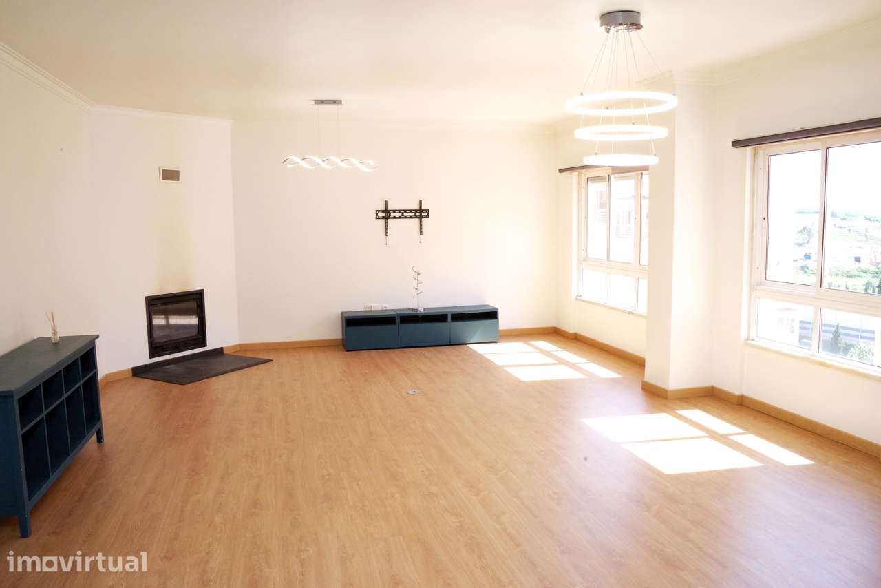 Apartamento T3 Open Space com box para 3 carros e arrecadação - Grande imagem: 2/41