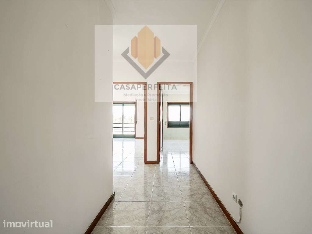 Fabuloso Apartamento T2 com Varanda e Box - Olival - Grande imagem: 5/25
