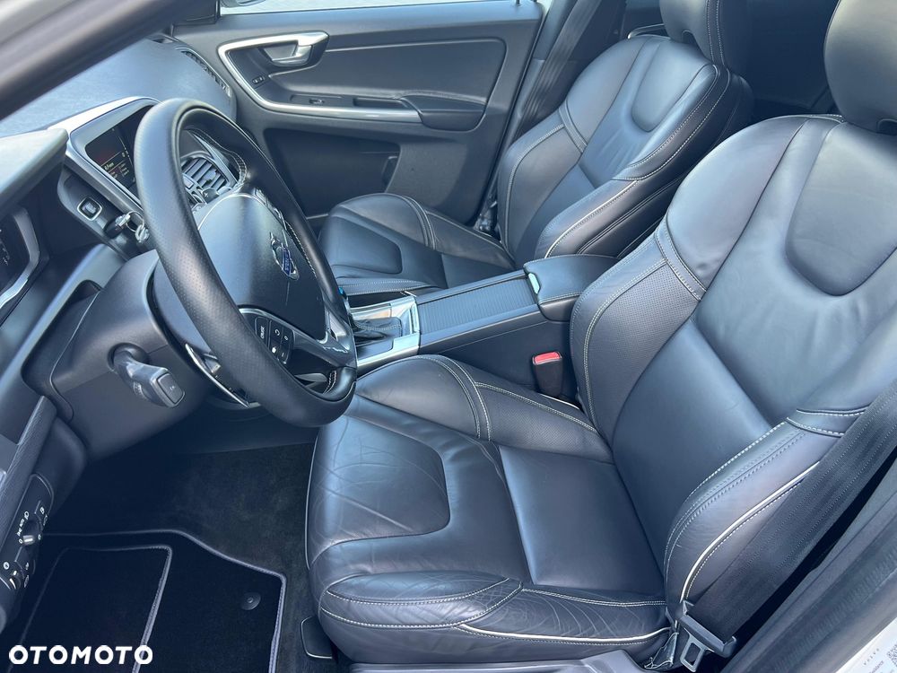 Volvo XC 60 D5 AWD R-Design Momentum - 15