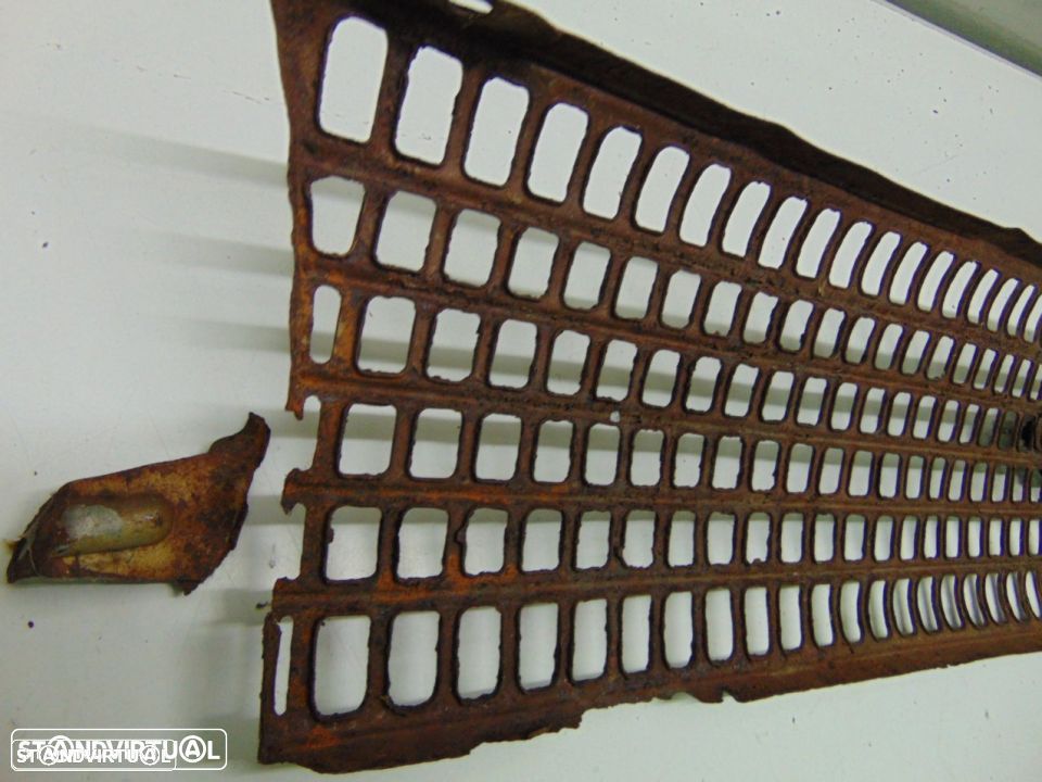 Toyota antigo - grelha em fraco estado para recuperar - 3