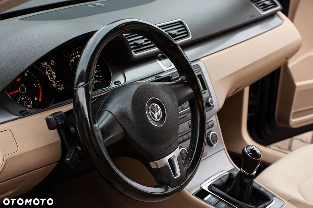 Volkswagen Passat 2.0 TDI Comfortline - 26