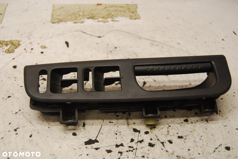 RĄCZKA UCHWYT PRZEŁĄCZNIKA SZYB LEWY PRZÓD 1U1867171 SKODA OCTAVIA I - 1