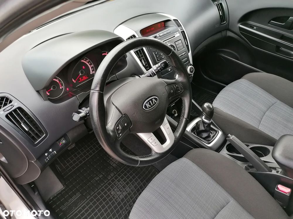 Kia Ceed - 11