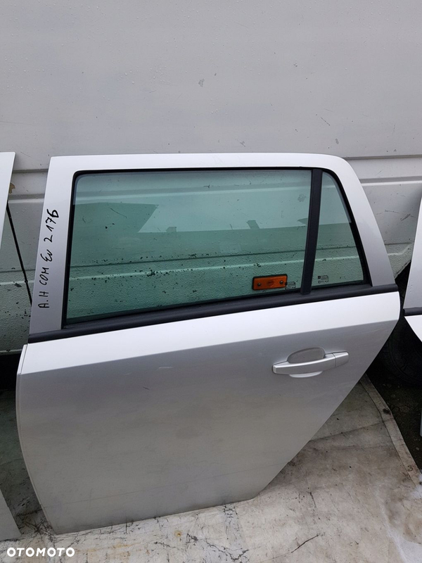 drzwi lewe tył Opel Astra H kombi z176