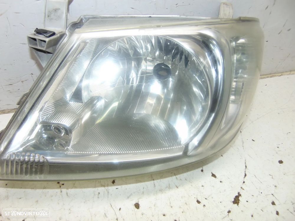Toyota Hilux farol - 4