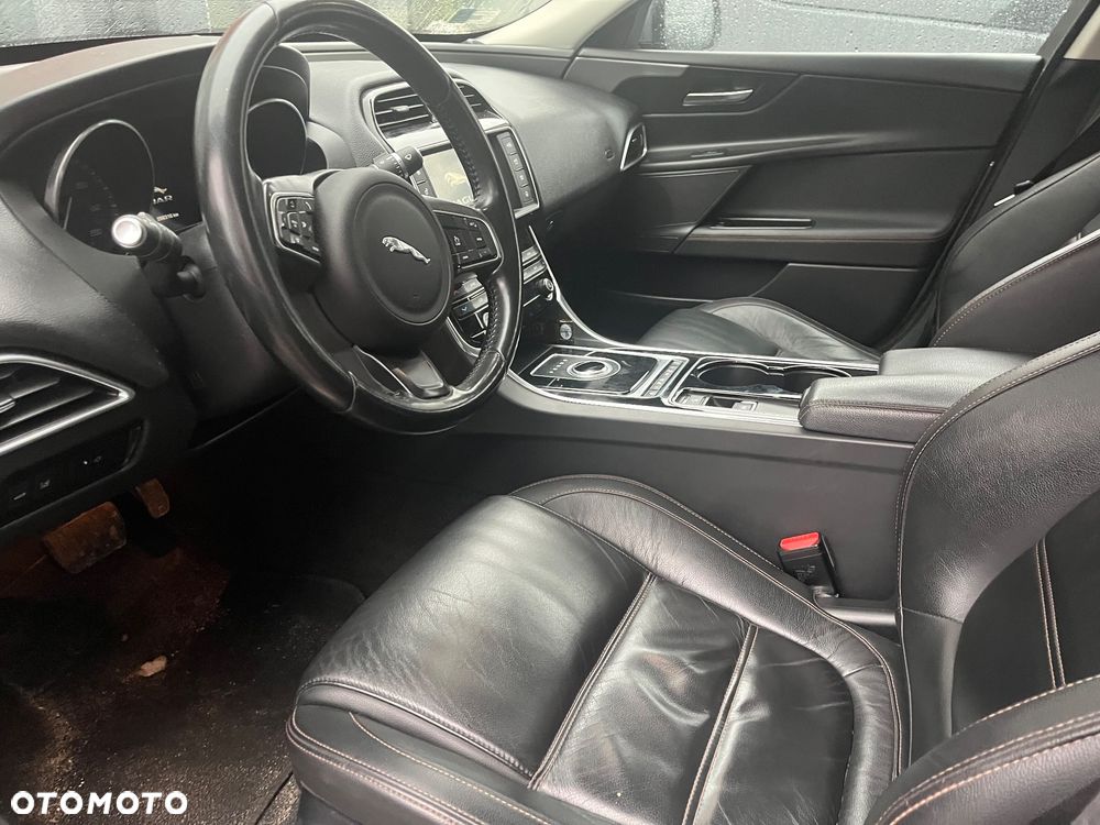 Jaguar XE 2.0 D Prestige - 4