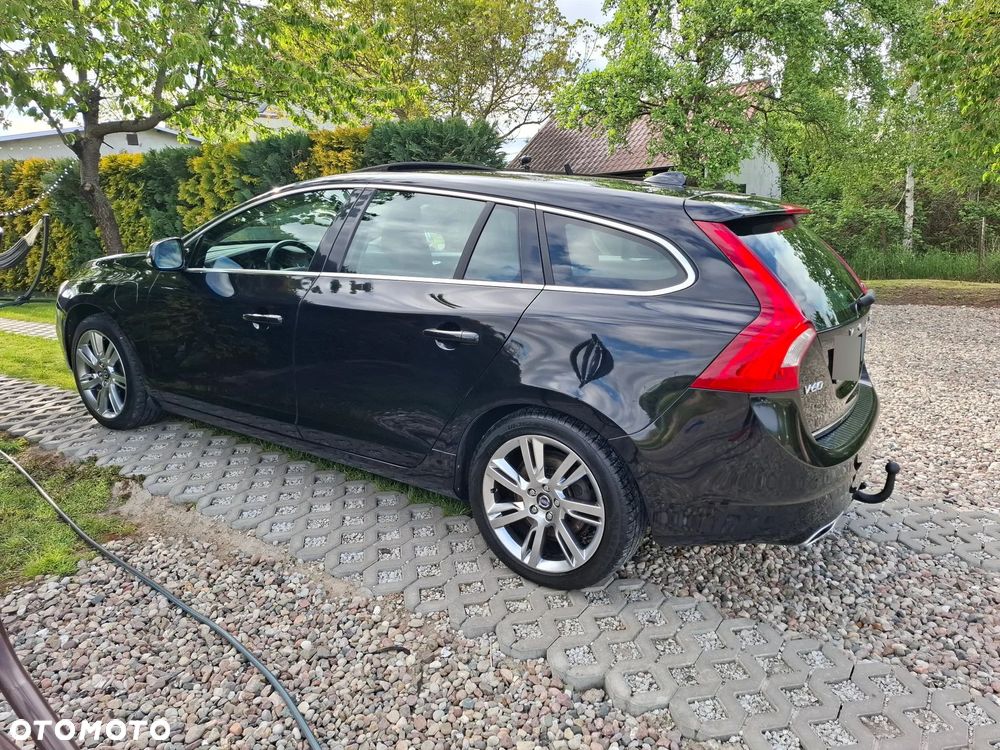 Volvo V60 D6 AWD Plug-in Hybrid R-Design Summum - 3