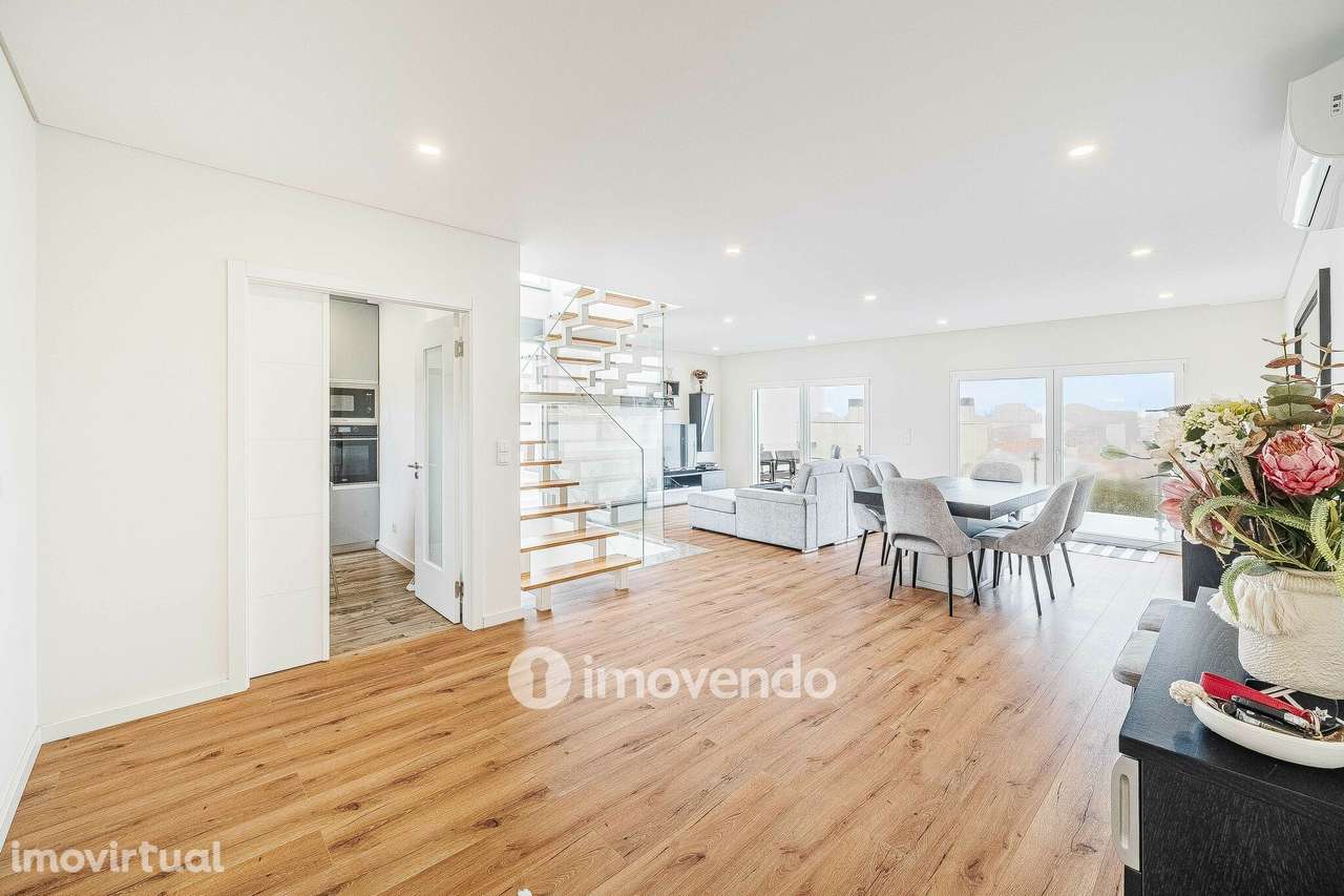 Moradia T3+1 moderna e exclusiva, com garagem e jardim, em Porto Salvo - Grande imagem: 3/60