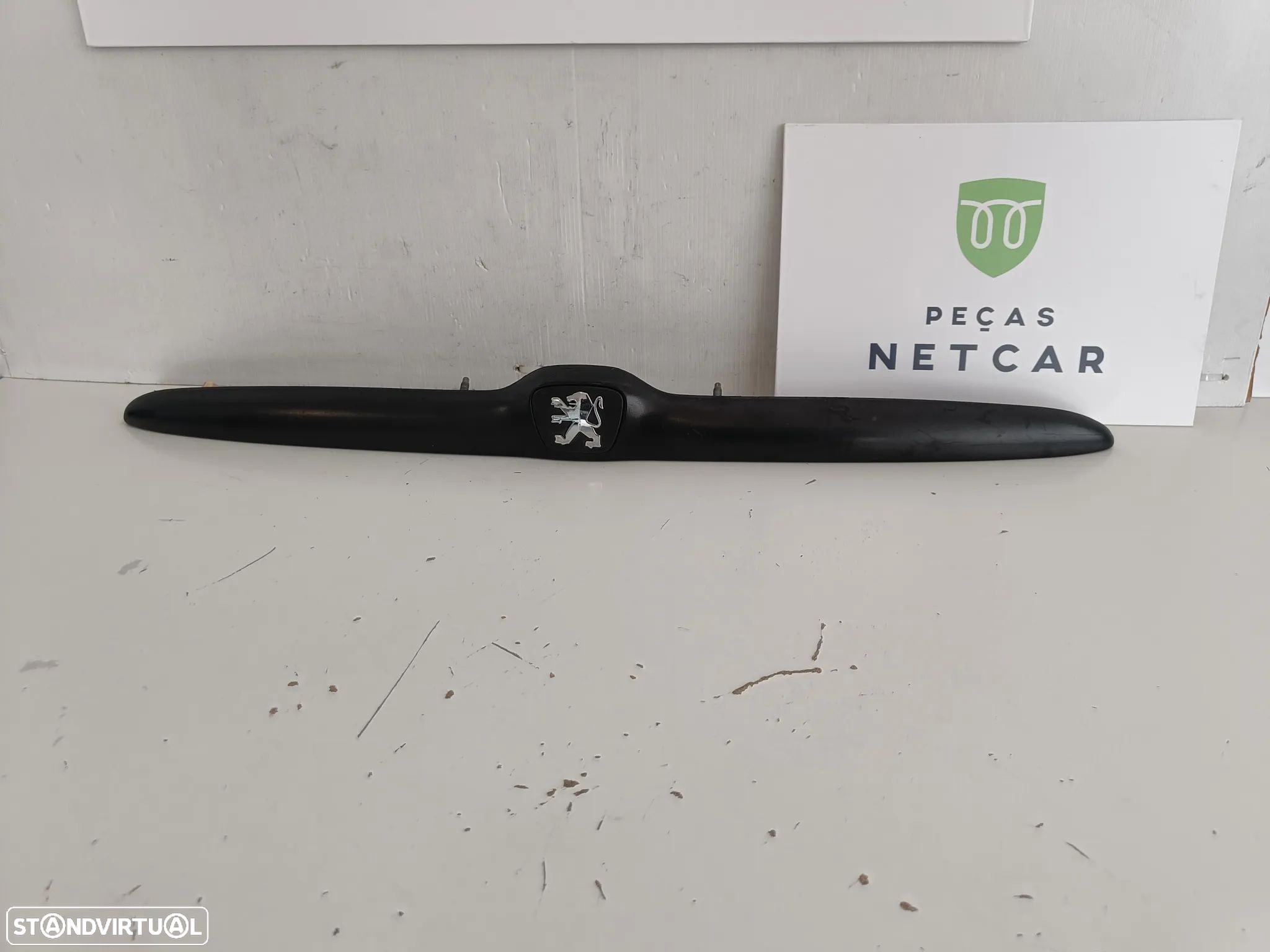 Puxador tampa mala Peugeot 206 1998 a 2002 - 1