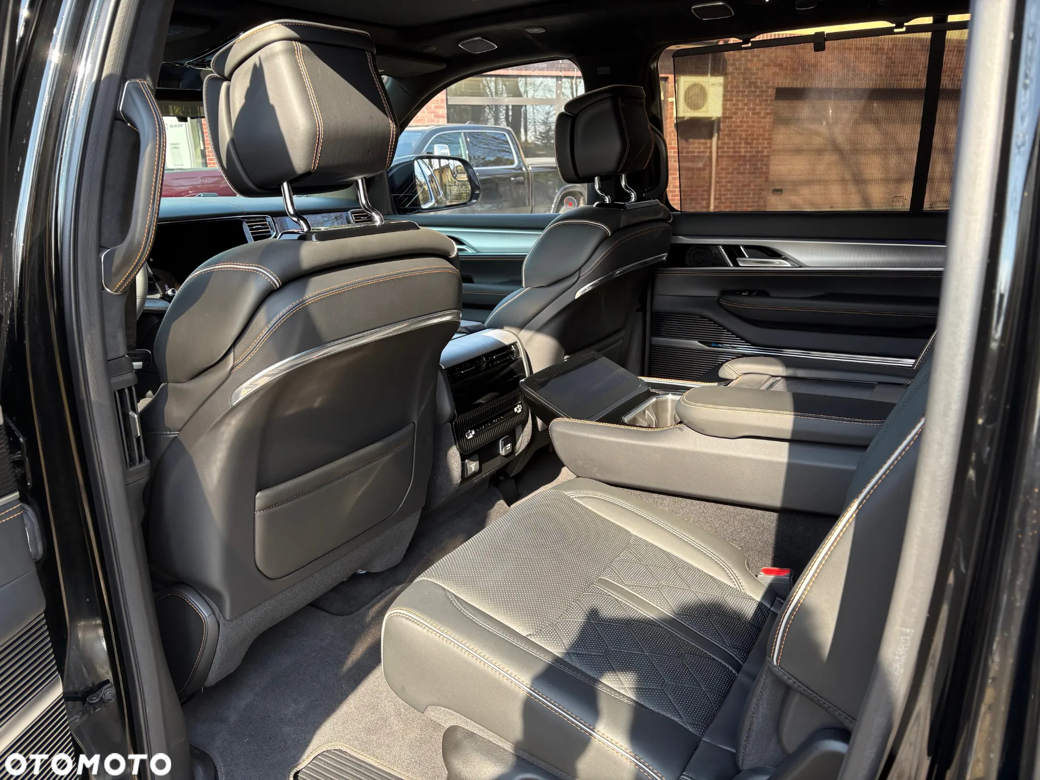 Jeep Grand Wagoneer - 21