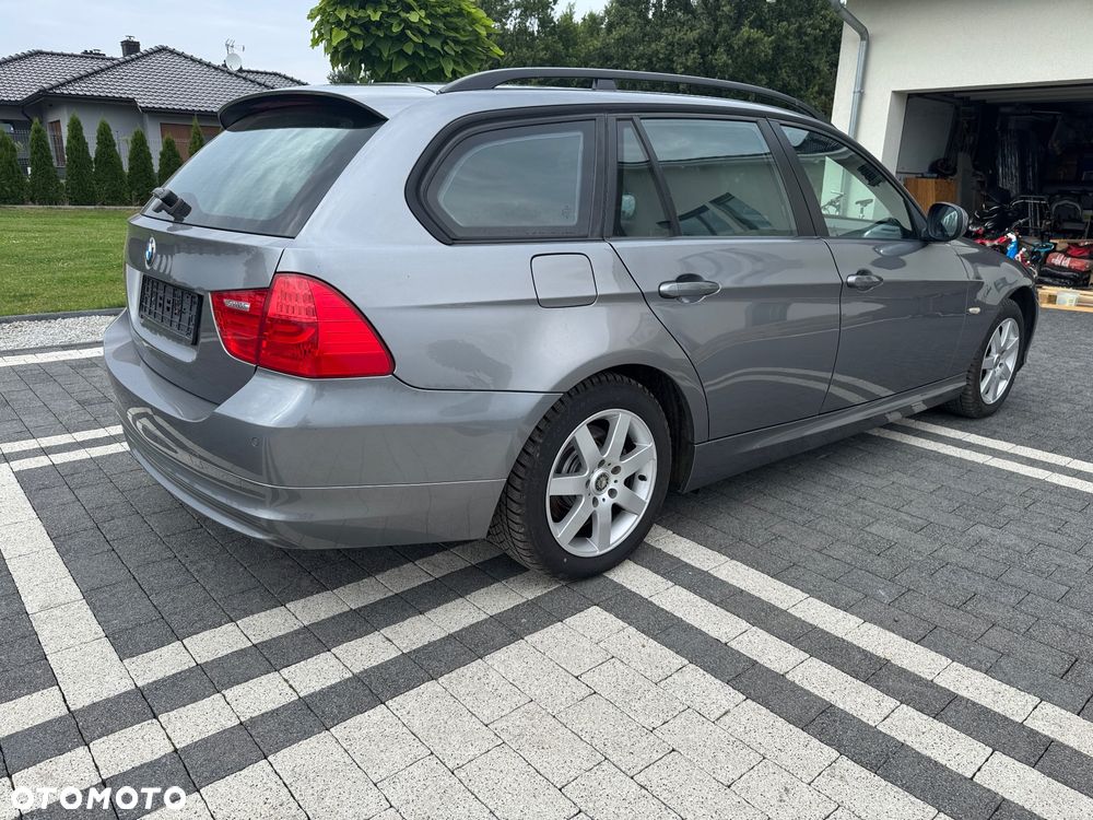 BMW Seria 3 320d DPF Touring - 12