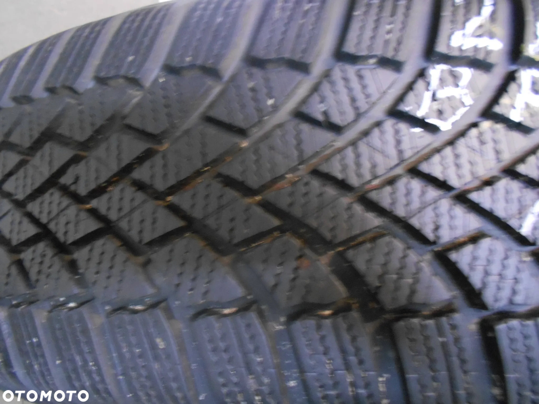 OPONA POJEDYNKA  215/65R17 BRIDGESTONE BLIZZAK LM005 DOT 3221 7,8MM - 2
