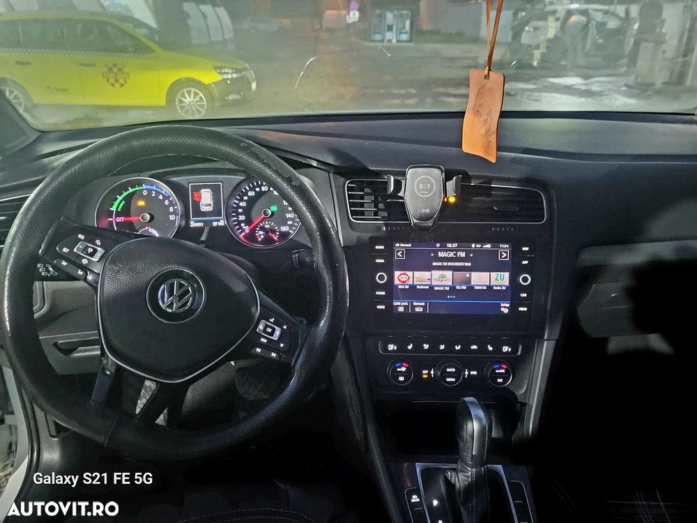 Volkswagen e-Golf - 10