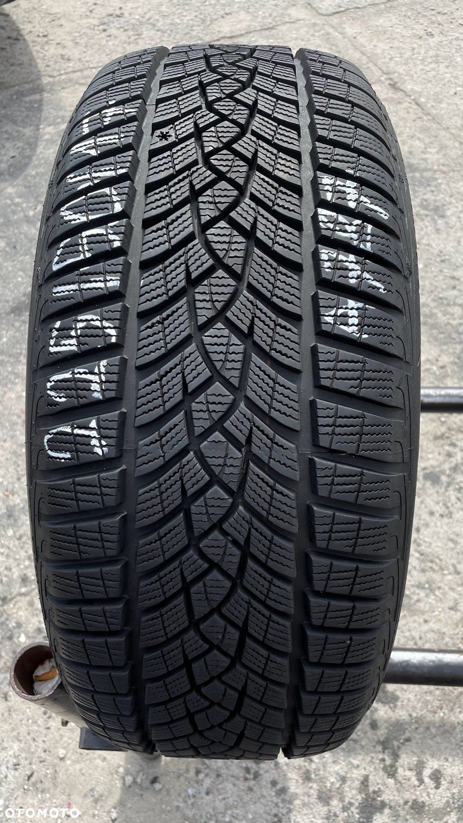 225/50/17 Goodyear Ultra Grip Performance+ 98H - 1