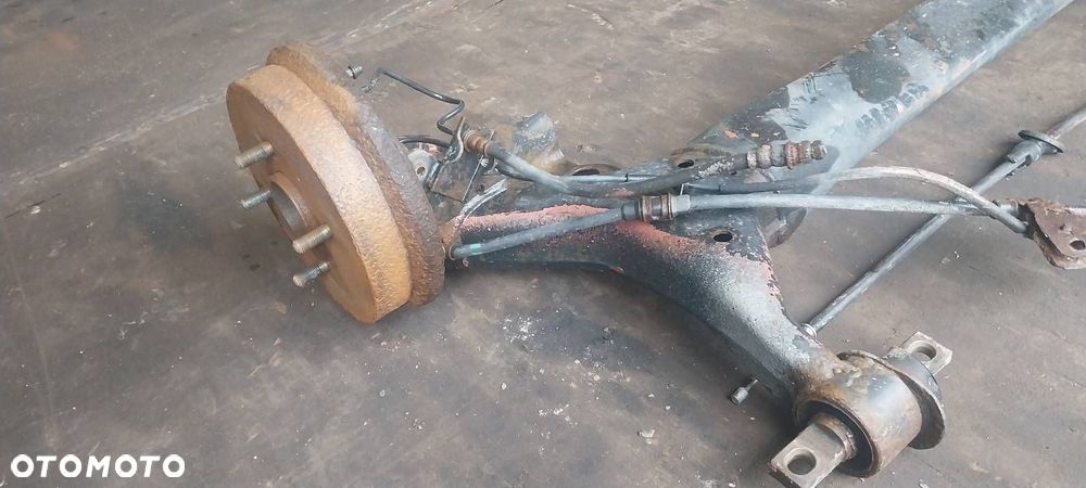 BELKA OŚ ZAWIESZENIA TYŁ BĘBNY Z ABS MITSUBISHI COLT VI HB 5D - 4