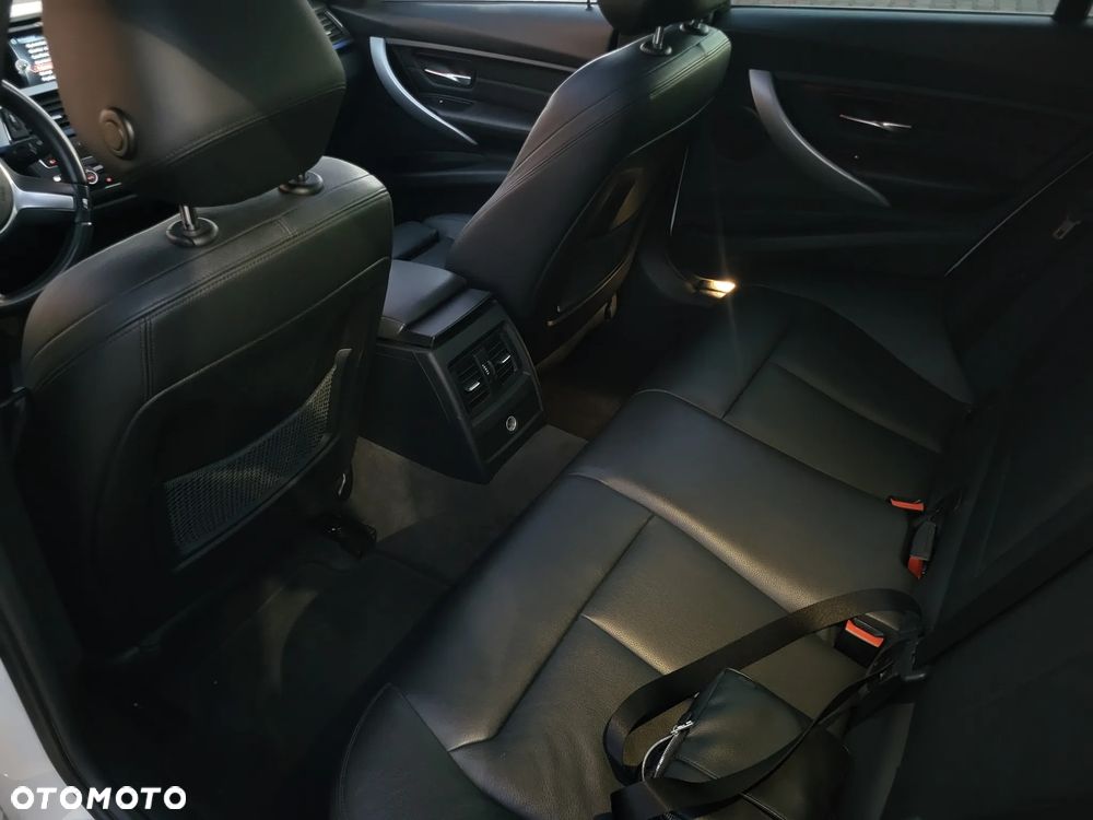 BMW Seria 3 318d M Sport EU6 - 25