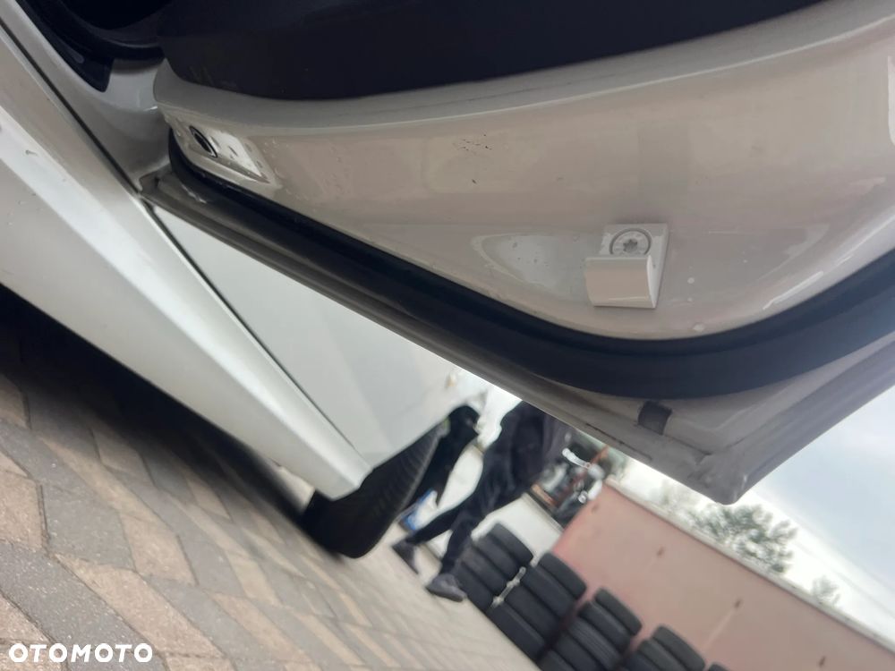 BMW E90 DRZWI TYŁ PRAWE ALPINEWEISS 3 - 4