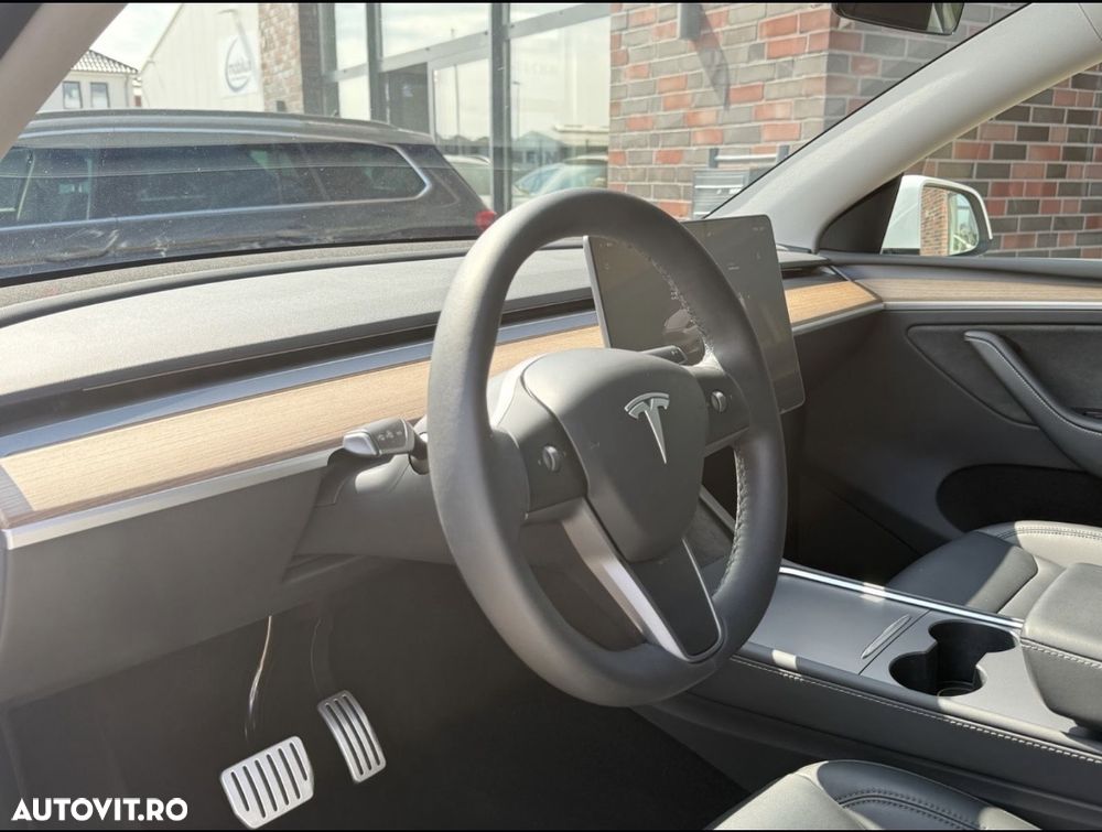 Tesla Model Y - 8
