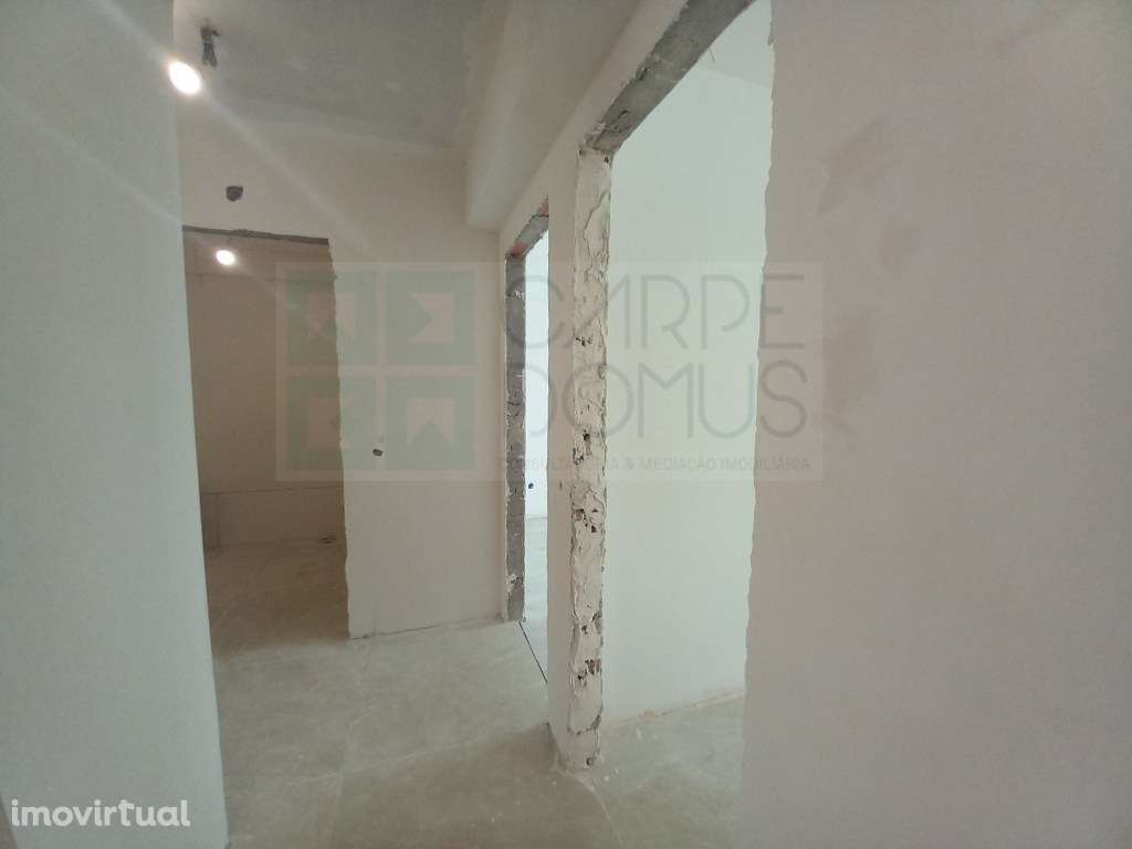 Apartamento T2 Totalmente Remodelado no Carregado - Grande imagem: 3/27