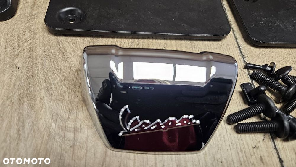 Mocowanie tablicy osłona nakładka chrom śruby Vespa - 4